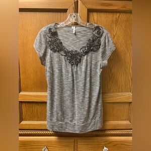 Studio Y Women’s Grey Black Short Sleeve Flower Detail Neckline Size Large